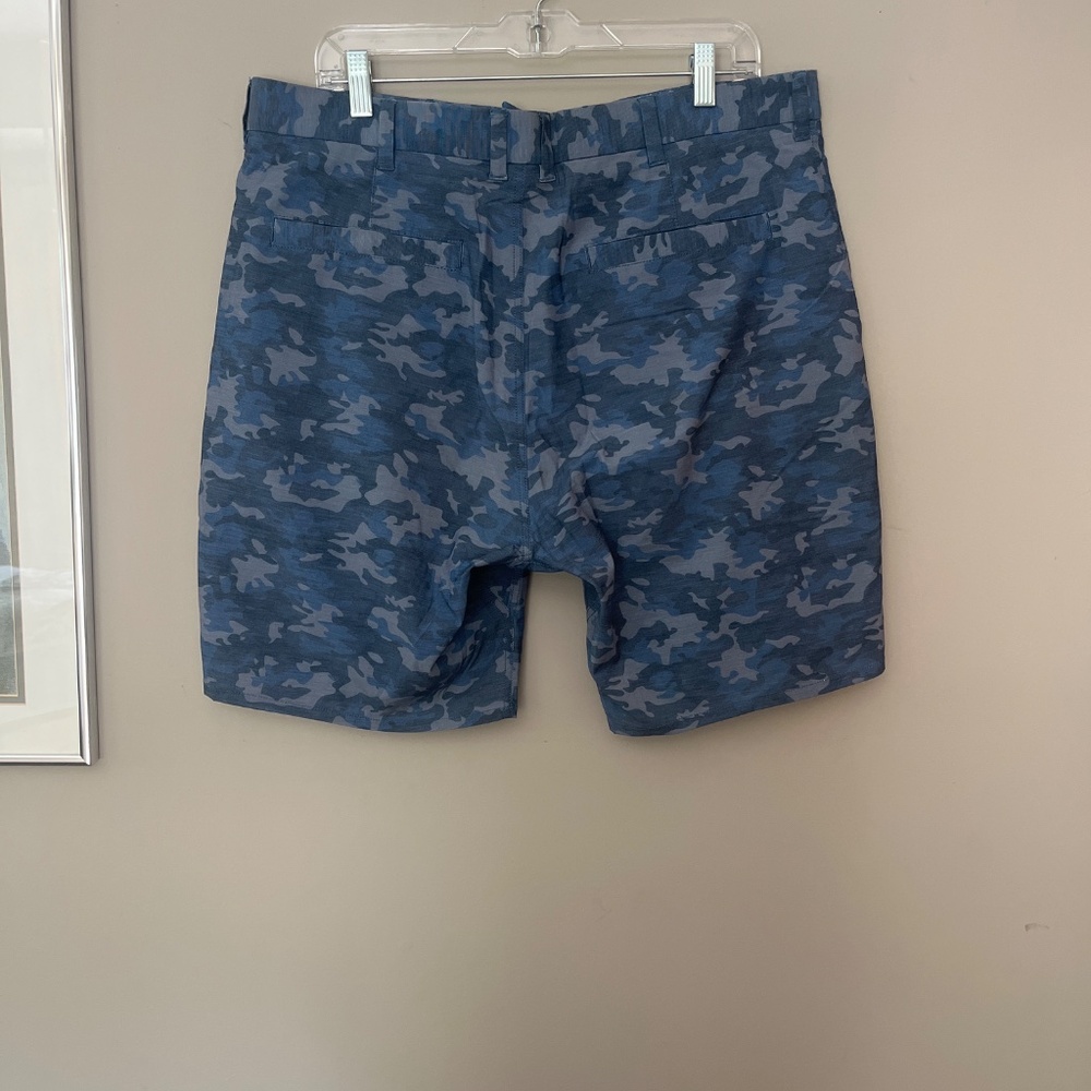 Johnnie-O blue camo Prep-Formance men’s shorts - Picture 3 of 3